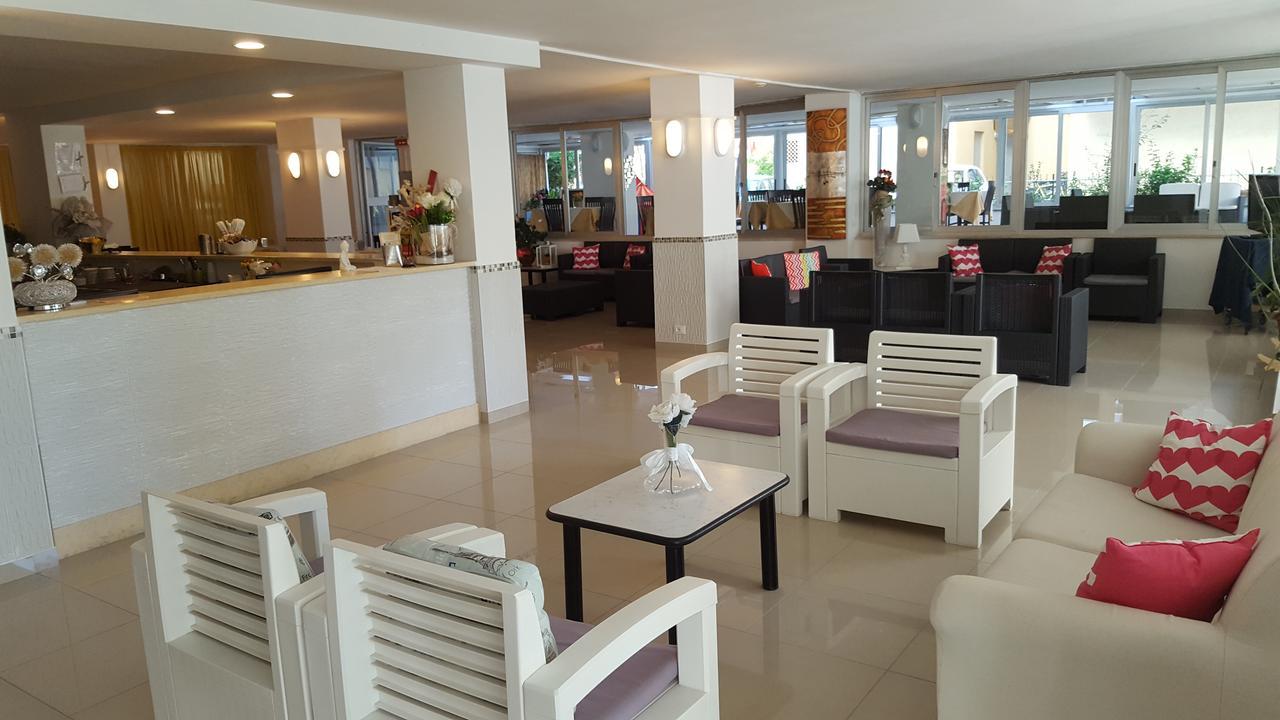 Hotel Raffaello Cesenatico Buitenkant foto