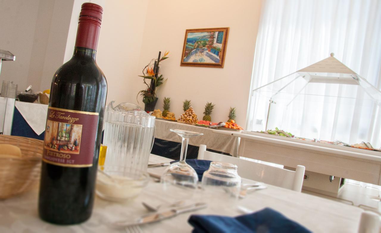 Hotel Raffaello Cesenatico Buitenkant foto