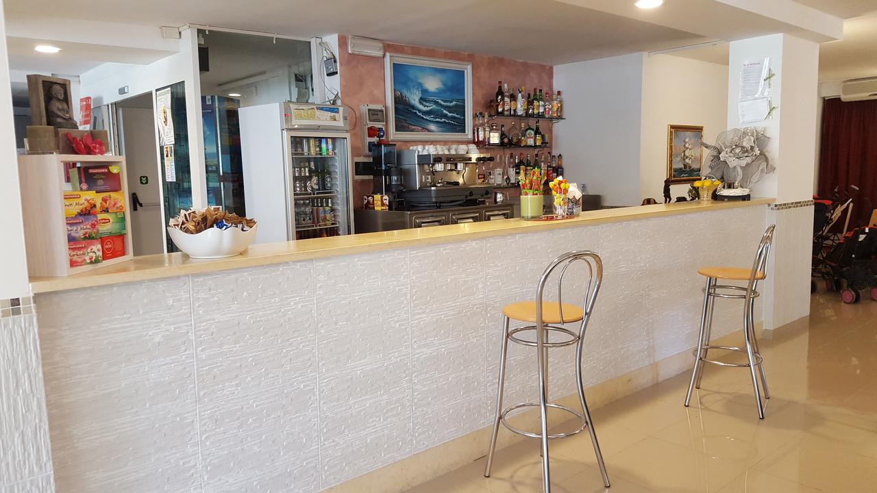 Hotel Raffaello Cesenatico Buitenkant foto