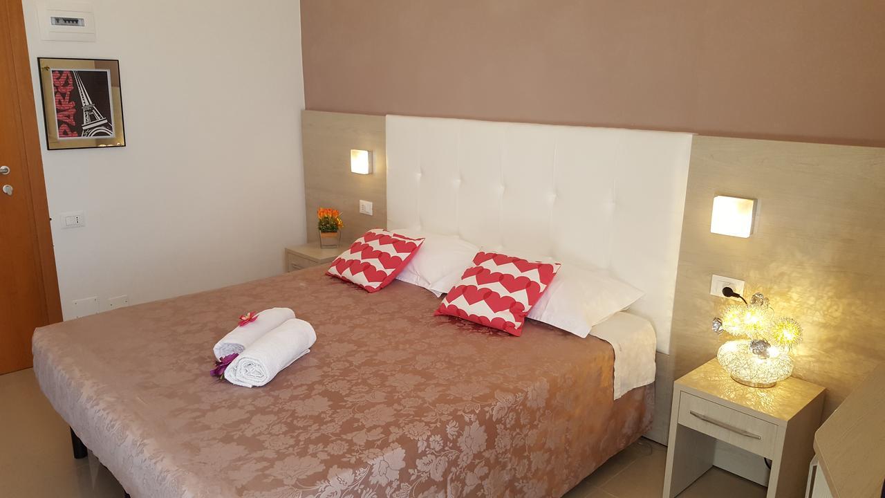 Hotel Raffaello Cesenatico Buitenkant foto